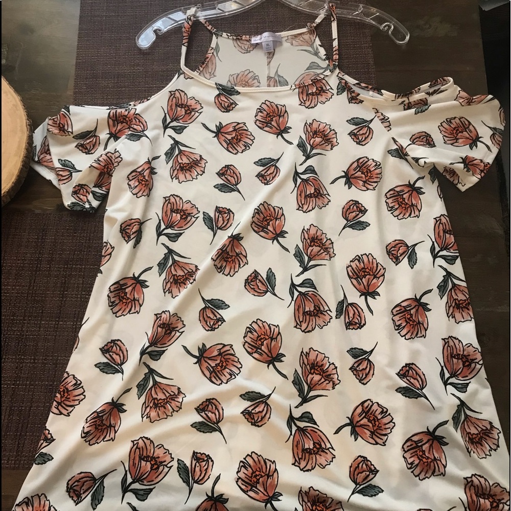 Maternity blouse floral print, in good condition.